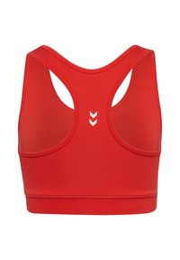 Czerwony sportowy stanik z tyłem w stylu racerback, wykonany z elastycznego materiału, o gładkiej fakturze i dekoracyjnym białym wzorze w kształcie chevron.