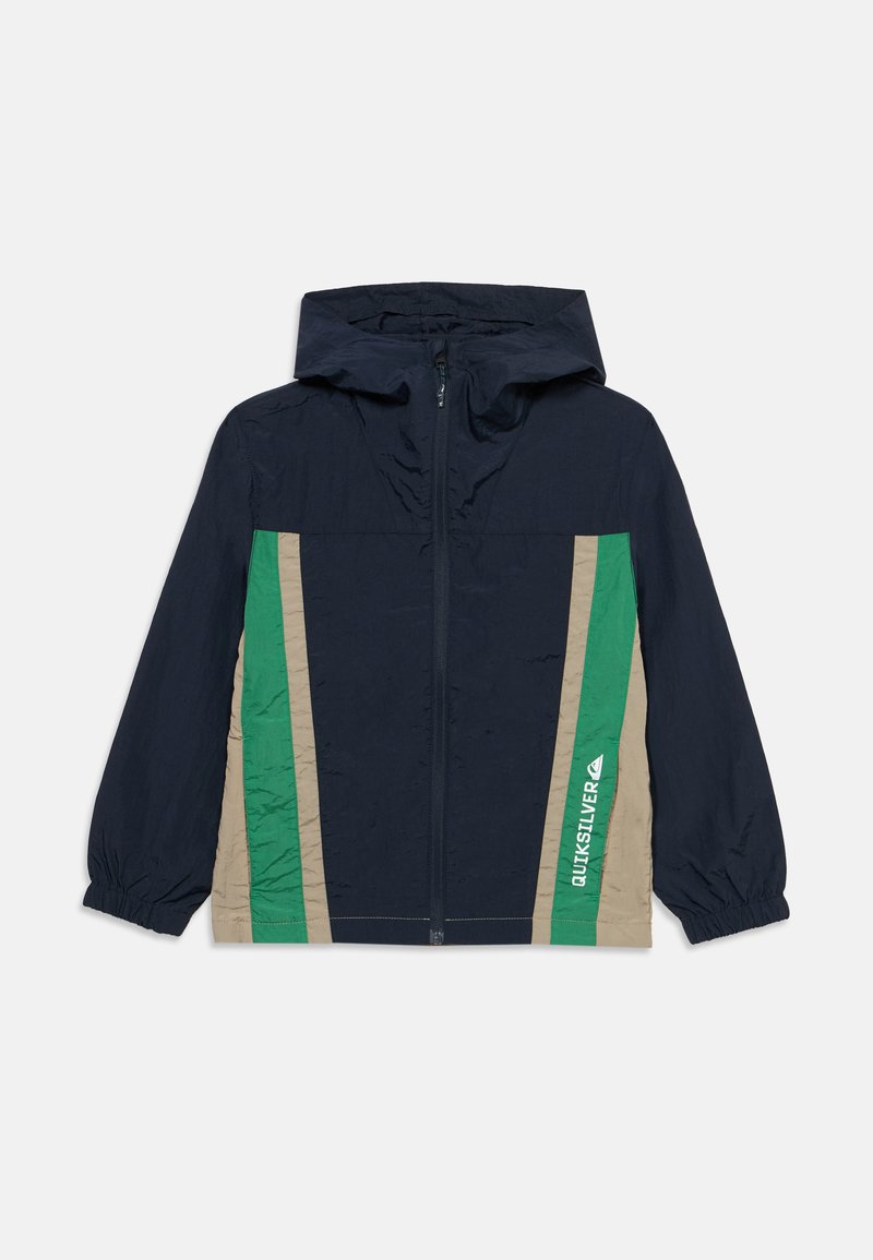 Μπλε ναυτικό τζάκετ με φερμουάρ μπροστά, κουκούλα, ελαστικά μανίκια, κάθετες ρίγες σε πράσινο και μπεζ, και λευκό λογότυπο Quiksilver στο κάτω δεξιά μέρος.