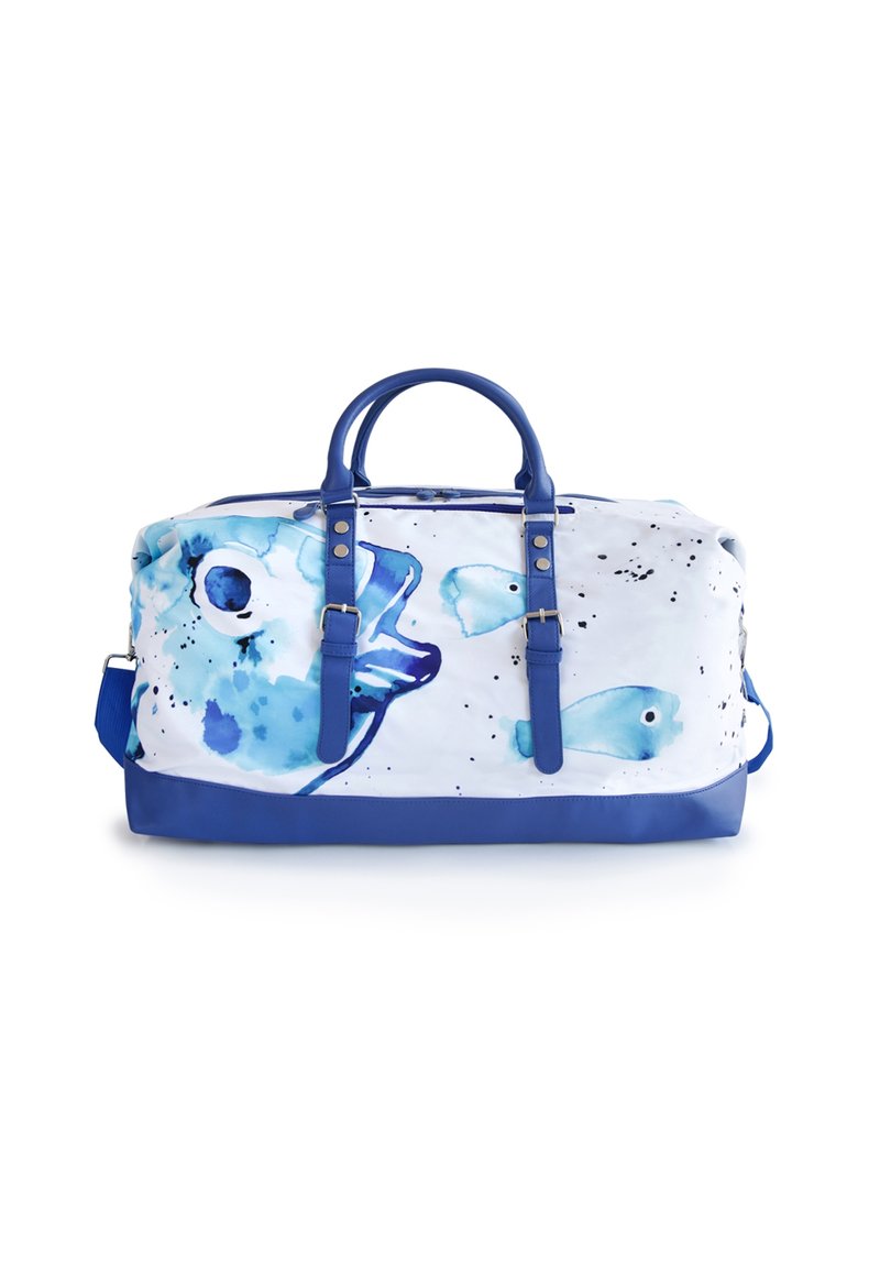 Reisetasche mit einem weißen Stoffkörper und blauen Aquarell-Fisch-Motiven, blauem Kunstlederboden sowie zwei oberen Griffen und einem Schultergurt.