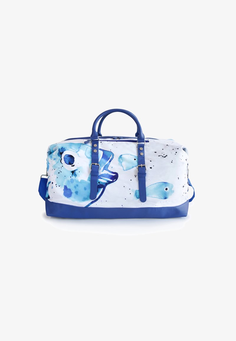Reisetasche mit einem weißen Stoffkörper und blauen Aquarell-Fisch-Motiven, blauem Kunstlederboden sowie zwei oberen Griffen und einem Schultergurt.