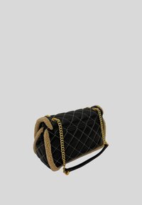 Borsa a tracolla nera trapuntata con bordo in pile beige, catena dorata e manici in pelle. Forma rettangolare con chiusura a zip e motivo a rombi.