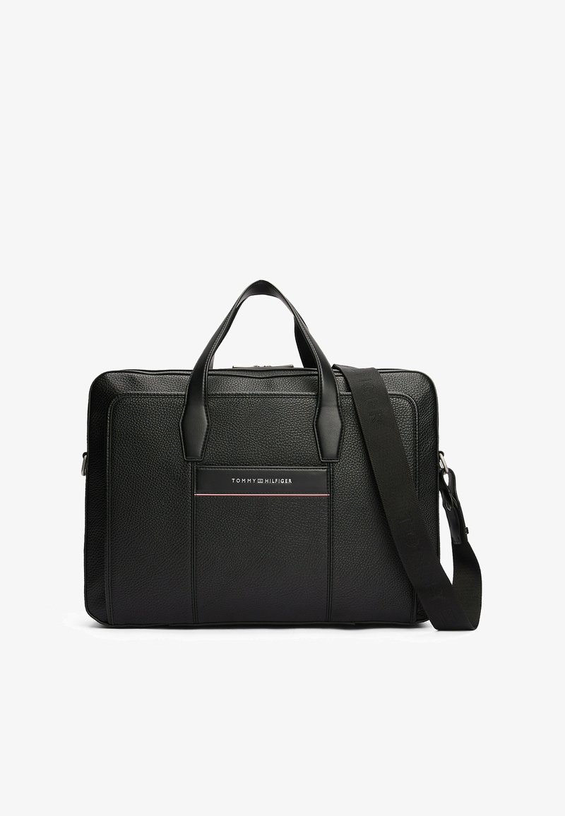 Sort tekstureret læderlaptopmappe med to top håndtag og en aftagelig skulderrem. Har et frontpanel med brandlogo og detaljer.