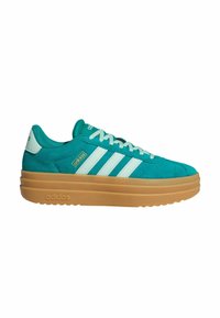 Baskets Adidas en daim sarcelle avec des rayures blanches et des lacets, dotées d'une semelle épaisse en caoutchouc marron clair et du logo Adidas sur le côté et le talon.
