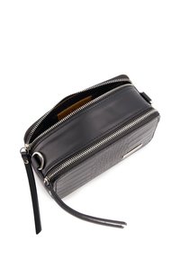 Schwarze Lederhandtasche mit Krokodilprägung, ausgestattet mit silbernen Reißverschlüssen, einem Handgelenkriemen und einem Design mit zwei Fächern für die Aufbewahrung.