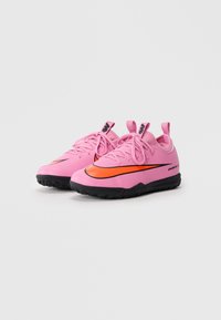 Et par rosa Nike Air Zoom sneakers med oransje og svarte swoosh-logoer og svarte såler på en hvit bakgrunn.