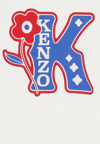 Tissu blanc ornés d'un grand "K" bleu et du texte "KENZO", avec des graphiques de fleurs rouges et de feuilles vertes, accentués par des formes d'étoiles blanches.