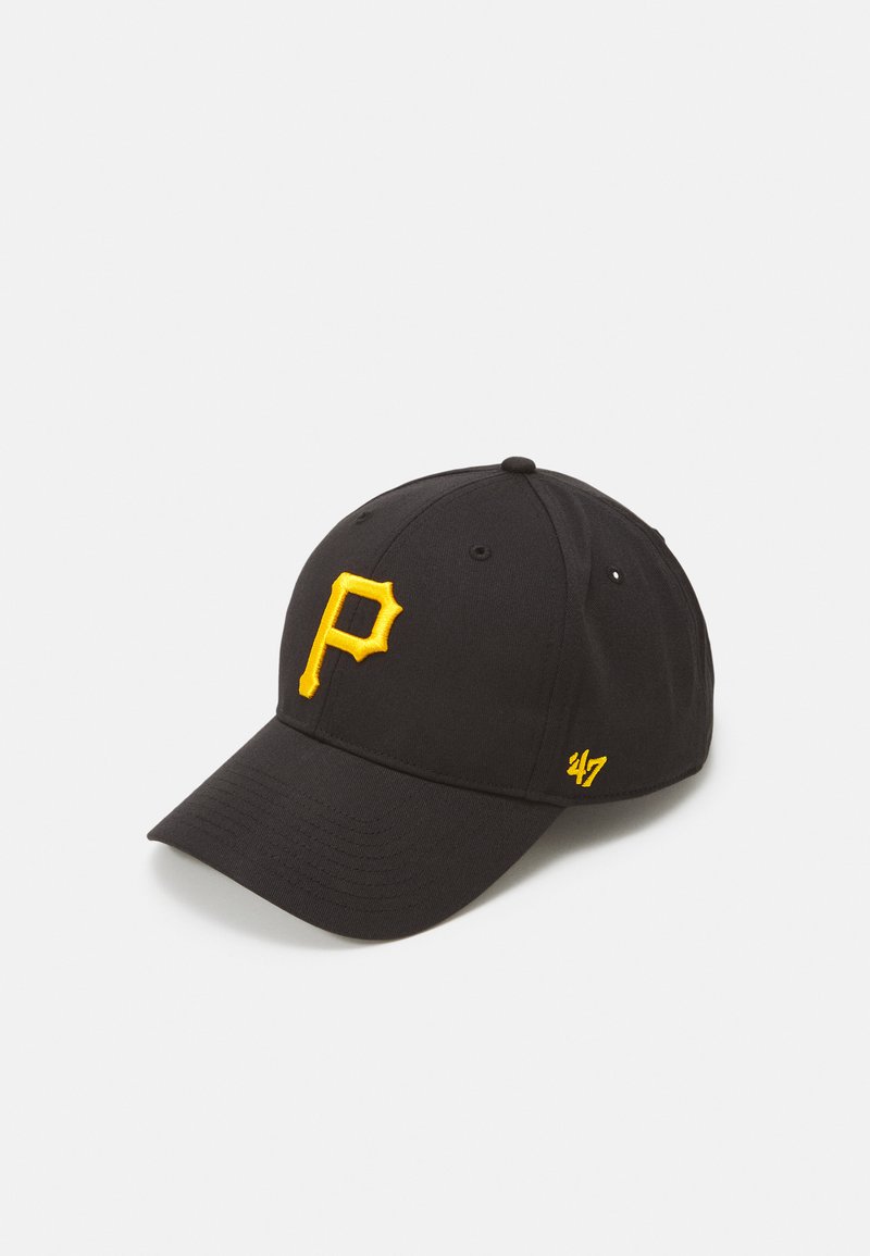 Gorra negra con un logo "P" amarillo y "47" bordado en el costado. Hecha de algodón con un diseño estructurado y visera curva.