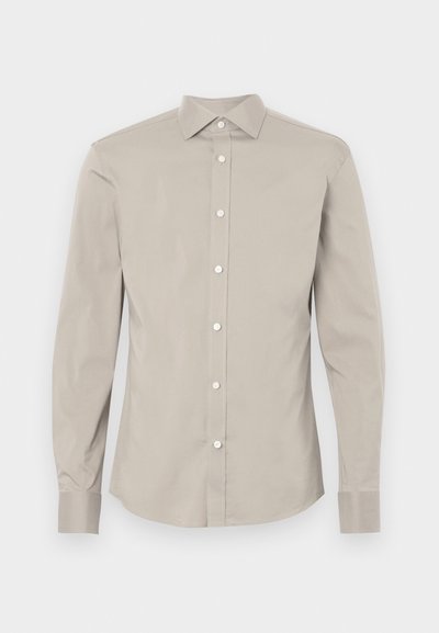 Camisa de manga longa em algodão cinza-claro com colarinho pontudo, fecho frontal com botões e mangas com punhos. Textura suave e design ajustado.