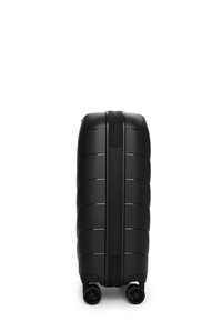 Černý tvrdý kufr s vroubkovaným povrchem, odolný materiál, dvojitá kola pro snadnou mobilitu a centrální zipové uzavření.