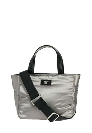 Sac tote en nylon argenté avec des accents en cuir noir. Comprend des poignées doubles et une bandoulière détachable. Logo de la marque Loxwood à l'avant.