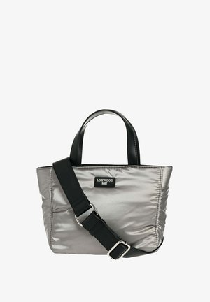 Sac tote en nylon argenté avec des accents en cuir noir. Comprend des poignées doubles et une bandoulière détachable. Logo de la marque Loxwood à l'avant.
