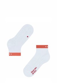 Białe skarpetki bawełniane do kostek z czerwonymi ściągaczami. Na bokach nadrukowane czerwonym tekstem litery 'R' i 'F A'. Miękka faktura i dopasowany krój.