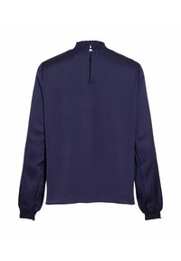 Sateng mørkeblå bluse med lange ermer, smokk detalj ved halsen og nøkkelhullsåpning bak. Glatt tekstur og avslappet passform.