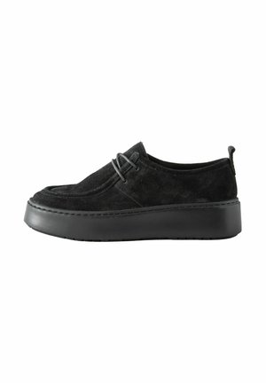 Chaussures en suède noir avec un bout rond, surface lisse, semelle épaisse noire et lacets décoratifs pour un maintien sécurisé.