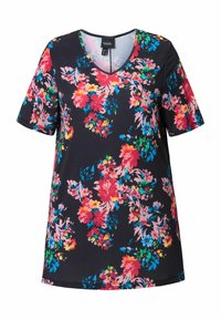 Bloemige top met korte mouwen en v-hals, met een donkerblauwe achtergrond versierd met levendige roze, blauwe en groene bloempatronen.