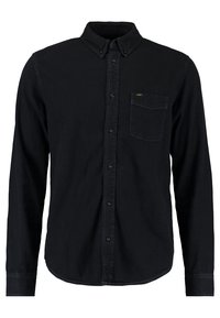 Camicia nera a maniche lunghe in denim, con colletto a punta, taschino sul petto e un logo sottile sulla tasca.