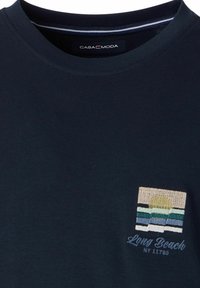 Navy Baumwoll-T-Shirt mit Rundhalsausschnitt, das ein besticktes Design von Sonnenuntergang und Welle zeigt. "Long Beach NY 11780" ist ebenfalls bestickt.