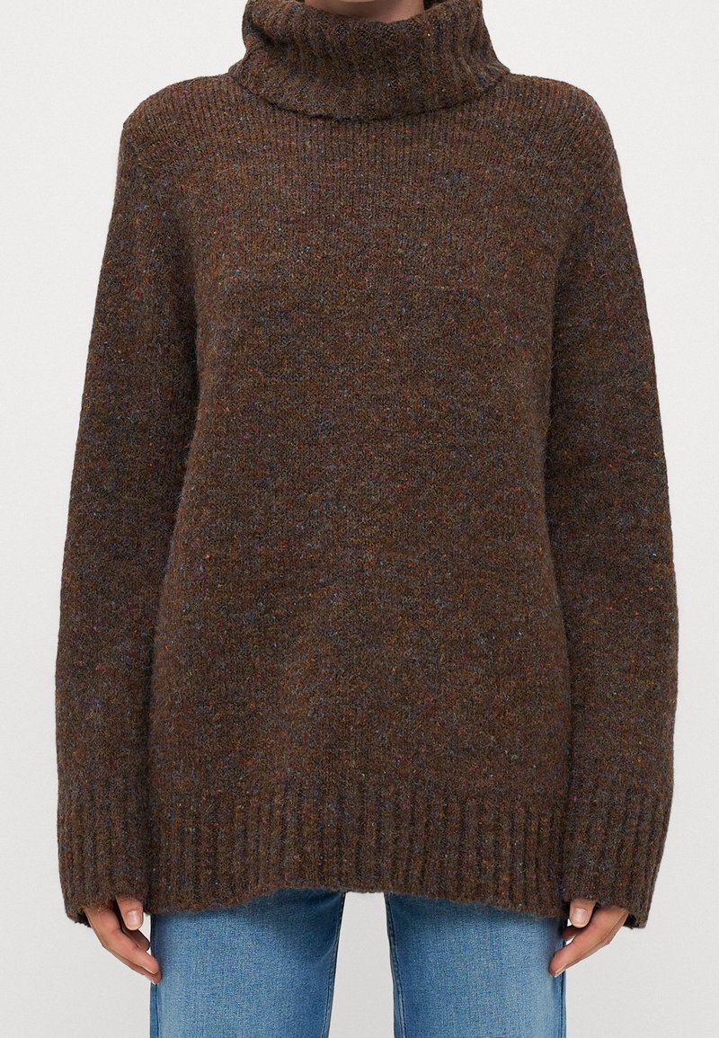 Brauner Strickpullover mit hohem Kragen, gerippten Bündchen und Saum. Strukturierter Stoff mit bunten Sprenkeln, langen Ärmeln und lockerer Passform.