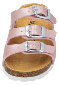 Sandal aperto rosa con tre cinturini regolabili, fibbie in metallo argentato e una soletta in sughero. Superficie testurizzata e suola in gomma bianca.