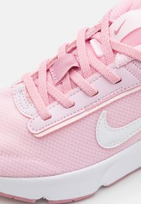Roza atletska cipela s teksturiranim mrežastim gornjim dijelom, tankim ružičastim vezicama i bijelim Nike logotipom. Ima čvrst potplat i podstavljeni okovratnik za udobnost.