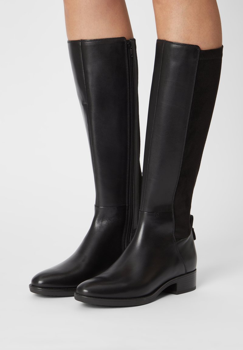 Botas negras hasta la rodilla que combinan cuero liso y ante, con una cremallera lateral, punta redonda y un tacón bajo en bloque.