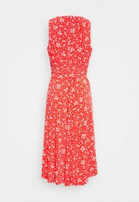 Czerwona sukienka bez rękawów z białymi kwiaciastymi wzorami, dopasowanym pasem, rozkloszowanym dołem i miękkim materiałem; widok z tyłu pokazuje czysty dekolt i zakładki.