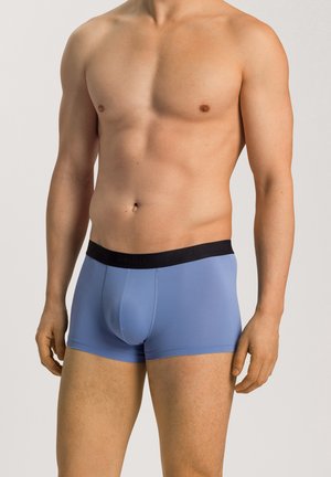 Herren Boxershorts in Blau aus glattem Stoff; ausgestattet mit einem schwarzen elastischen Bund mit Logo und einem körpernahen Schnitt für hohen Tragekomfort.