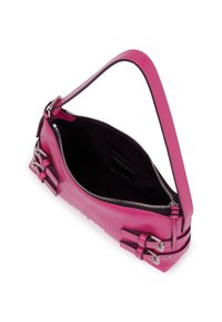 Ροζ δερμάτινη τσάντα ώμου με διπλές αγκράφες στις πλευρές, ασημί φερμουάρ που ανοίγει για να δείξει την εσωτερική τσέπη από μαύρο ύφασμα.