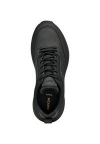 Sneaker nera con tomaia in pelle liscia e tessuto, punta arrotondata e design con lacci. Logo "GEOX" dorato vicino al tallone. Interno foderato in tessuto.
