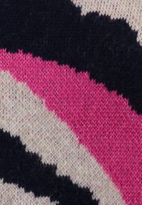 Strickstoff mit gewellten Streifen in Marineblau, Pink und Cremefarben. Weiche Textur mit sichtbarem Garnaufbau und subtiler Farbmischung.