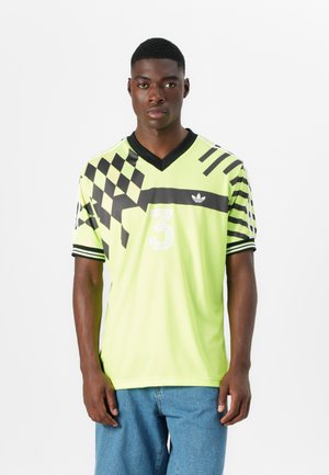 Limegrön sporttröja med svarta rutmönster och randiga mönster, v-ringad design, numrerad "3" i vitt och Adidas-logotyp på bröstet.