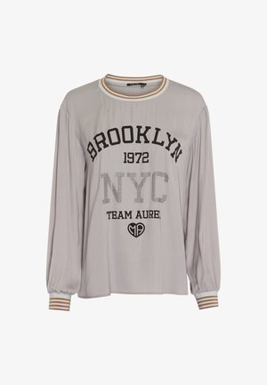 Gray long-sleeve shirt with a crew neckline, featuring a black graphic print "BROOKLYN 1972 NYC TEAM AUREL" and striped cuffs. Soft fabric.