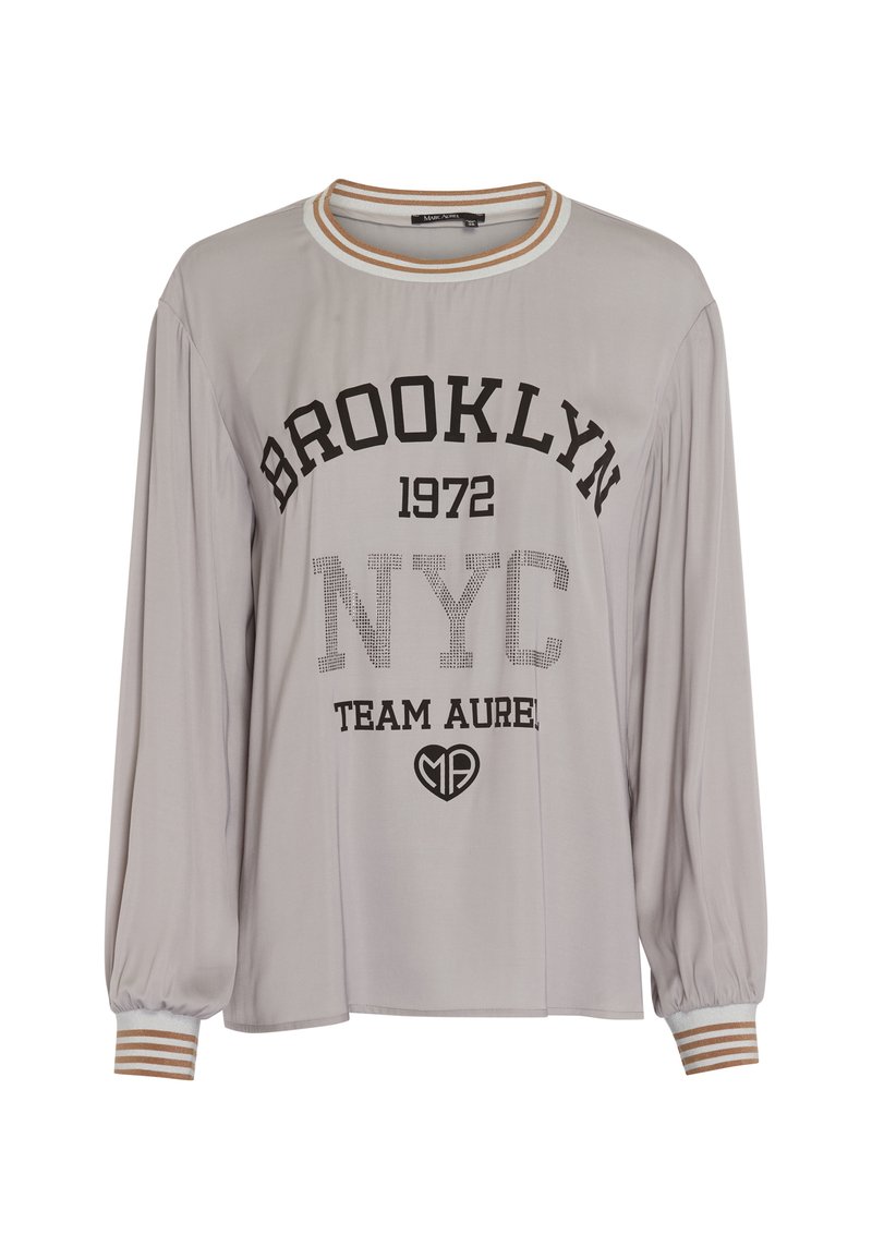 Gray long-sleeve shirt with a crew neckline, featuring a black graphic print "BROOKLYN 1972 NYC TEAM AUREL" and striped cuffs. Soft fabric.