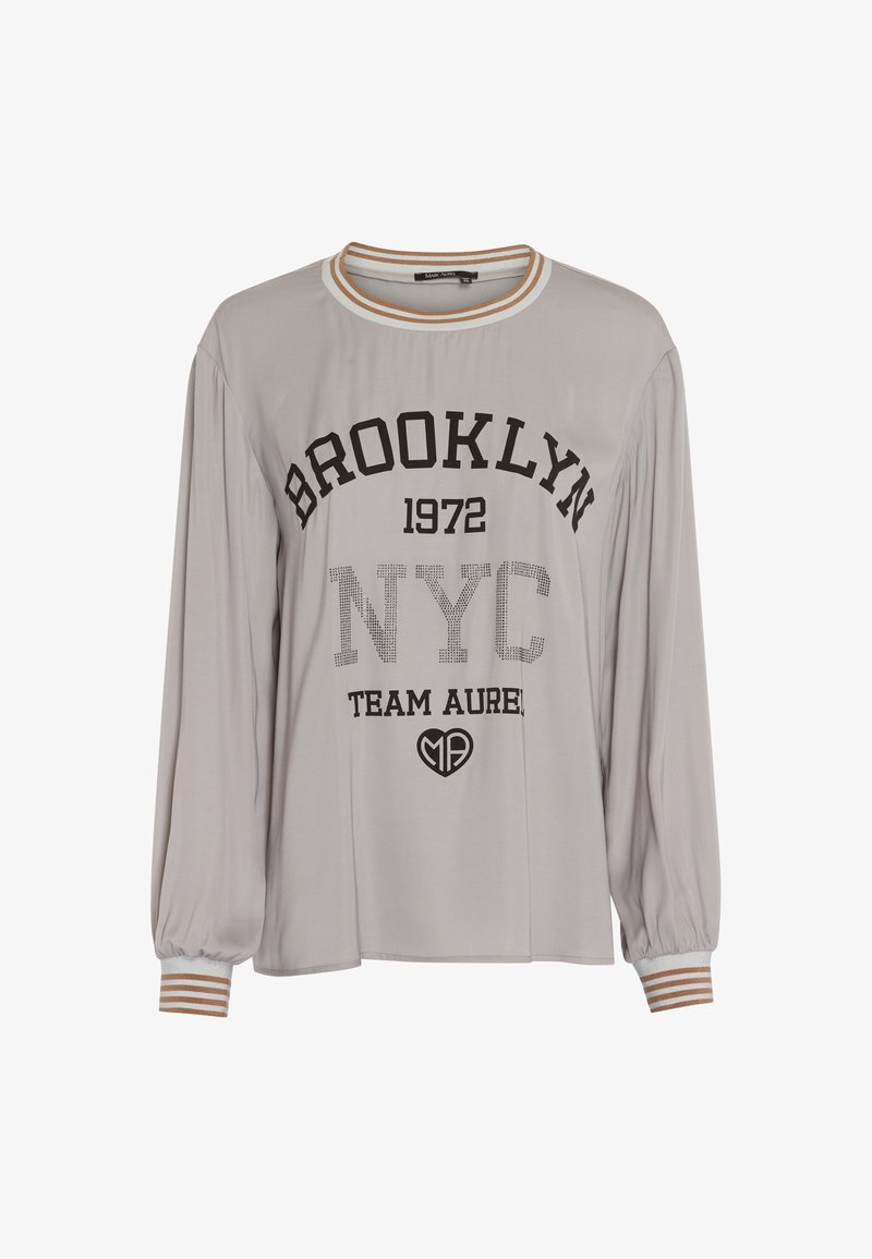 Gray long-sleeve shirt with a crew neckline, featuring a black graphic print "BROOKLYN 1972 NYC TEAM AUREL" and striped cuffs. Soft fabric.