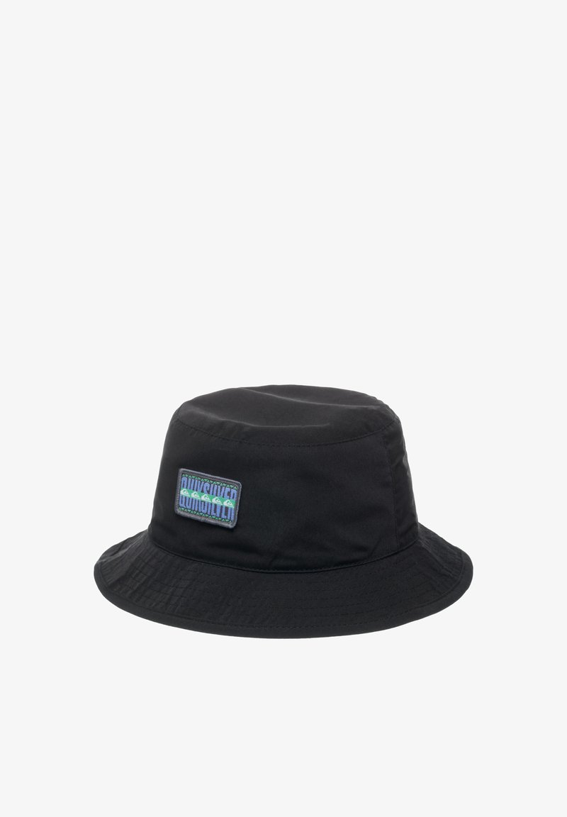 Sombrero bucket negro de tela, con corona plana y ala ancha que se inclina hacia abajo. Incluye un parche de logo colorido en la parte delantera.