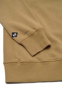 Harmaa collegepaita, jossa on ribbauskankaiset hihansuut ja helma, sekä pieni musta etiketti valkoisella logolla. Silkkinen kankaan rakenne, jossa on hienovaraisia ompelutietoja.