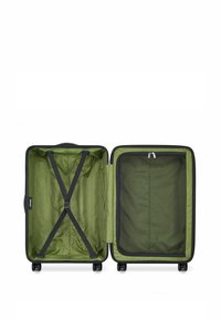 Bagages verts avec une ouverture zippée, des sangles intérieures et une poche en mesh. Texture lisse et quatre roues noires pour la mobilité.