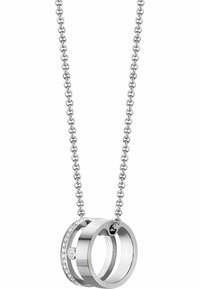Collana d'argento con due anelli intrecciati; uno presenta un accento in pietra trasparente e una fascia texture. La catena è collegata e lucida.