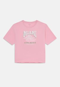Růžové tričko s krátkým rukávem, na kterém je nápis "MIAMI" bílým písmem s grafikou vlny a "LONG BEACH stát Florida" v zelené barvě.