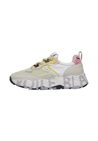 Sneaker mit einer Mischung aus gelben, weißen und grauen Materialien. Verfügt über Netzpaneele, auffällige Druckakzente und eine gepolsterte Sohle.