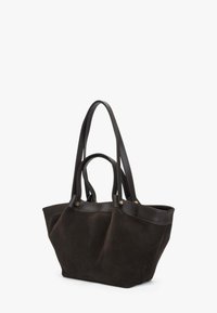 Brązowa torba typu tote zamszowa z elementami ze skóry, podwójnymi rączkami i zwężanym kształtem. Charakteryzuje się widocznym przeszyciem i przestronnym wnętrzem.