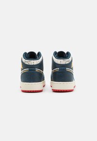 Jordan AIR JORDAN 1 MID SE UNISEX - Basketsko - armory navy/metallic gold/pale ivory/sport red/black