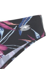 Crni bikini s cvjetnim uzorkom u ružičastoj i plavoj boji. Glatka tekstura s logom u središtu. Šivani rubovi i vibrantne boje.