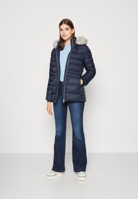 Tommy Hilfiger TYRA WITH FUR - Piumino - desert sky