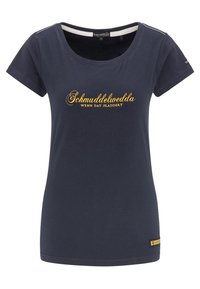 T-paita tummansinisestä puuvillasta, lyhyet hihat, pyöreä kaula-aukko ja kultainen teksti "Schmuddelwedda Wenn Dat Pladdert" edessä.