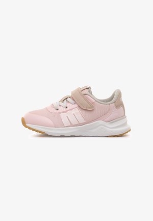 Chaussures de sport roses avec une tige en mesh, accents beige, bride en Velcro et semelle blanche présentant un motif texturé et une semelle extérieure en caoutchouc naturel.