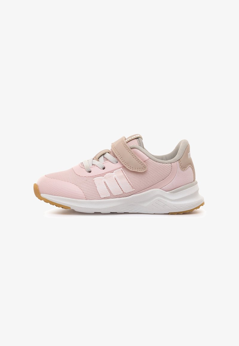 Zapatillas deportivas rosas con parte superior de malla, detalles beige, cierre de velcro y suela blanca con patrón texturizado y suela exterior de goma color caramelo.