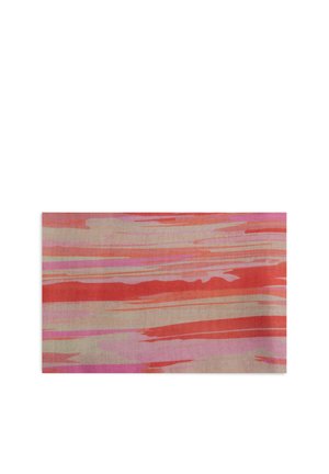 Tessuto rettangolare con motivi astratti di pennellate orizzontali in tonalità di rosso, rosa e beige su una superficie strutturata.