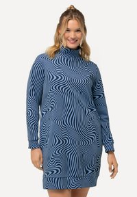 Abito a maniche lunghe di colore blu con un motivo ondulato bianco. Presenta un colletto alto e una vestibilità comoda, realizzato in un tessuto morbido e elasticizzato.