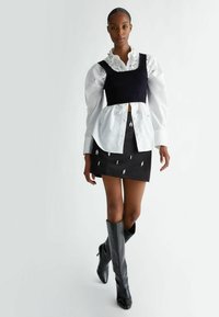 LIU JO WITH RHINESTONES - Bluza s gumbima - white